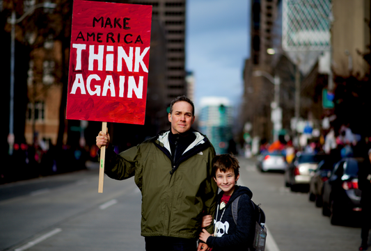 Unplash Make America Think Again - Handoffs- Bannedbook- Woke- livre -ÉditionWokeup!